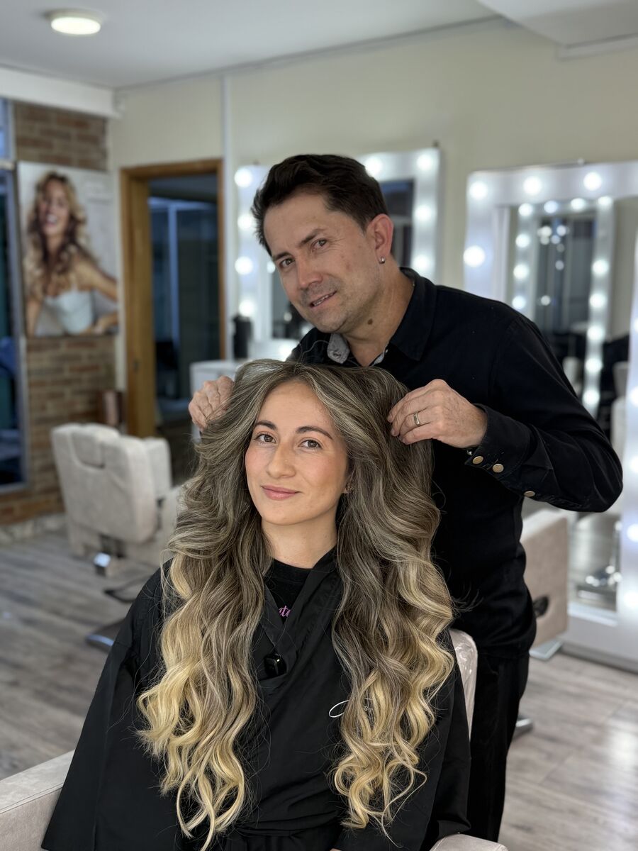 Balayage miel en cabello largo con ondas