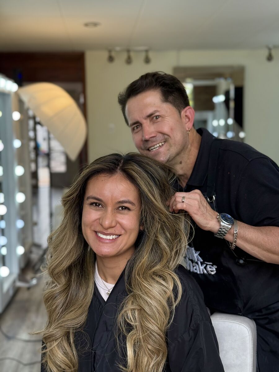 Balayage rubio con la raíz oscura natural